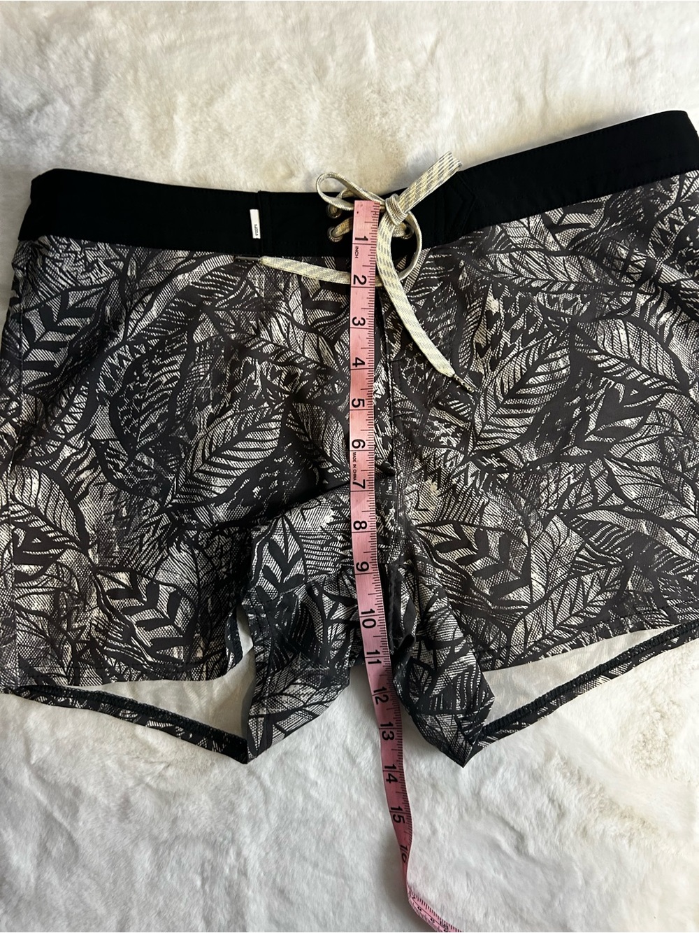 Vuori Women’s Medium Black Gray Tropical Leaf Print Athletic Shorts - Picture 14 of 15